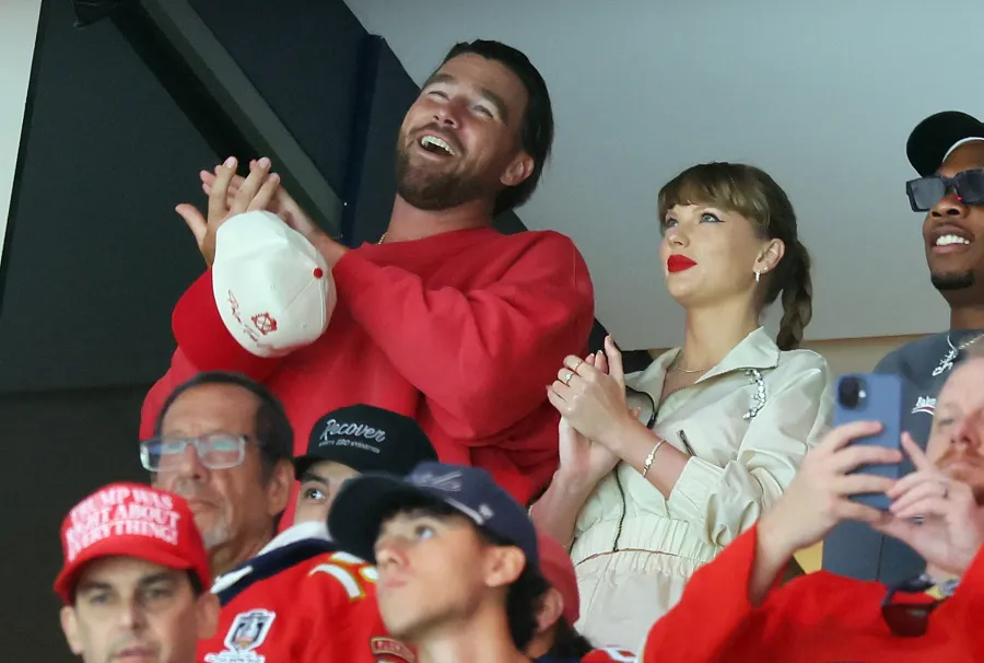 ترافيس كيلسي وتايلور سويفت في قاعة أميرانت بنك أرينا في صن رايز، فلوريدا (Travis Kelce and Taylor Swift at Amerant Bank Arena in Sunrise, Florida). مصدر الصورة: Bruce Bennett/Getty Images/AFP