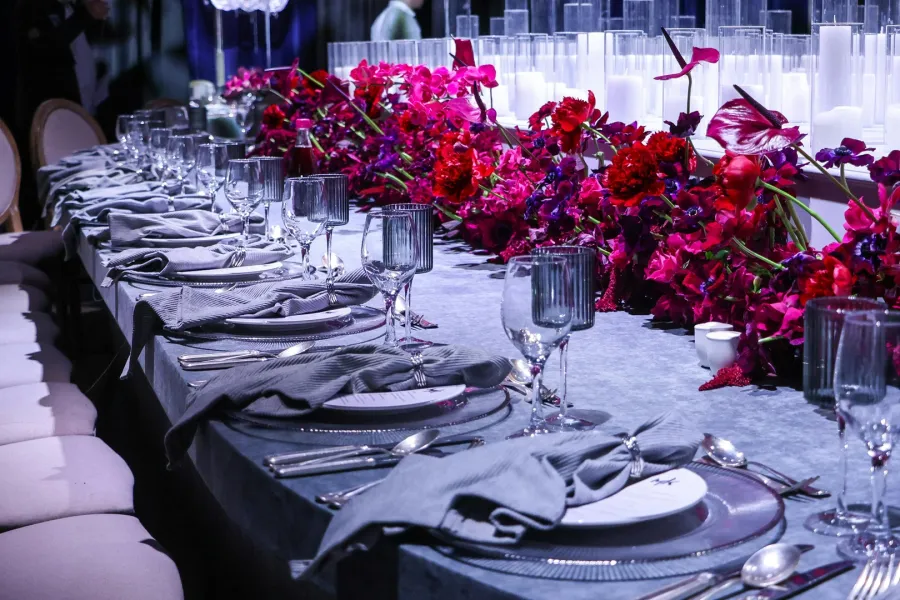 ديكور أنيق لطاولة المدعوين إلى حفل الزفاف