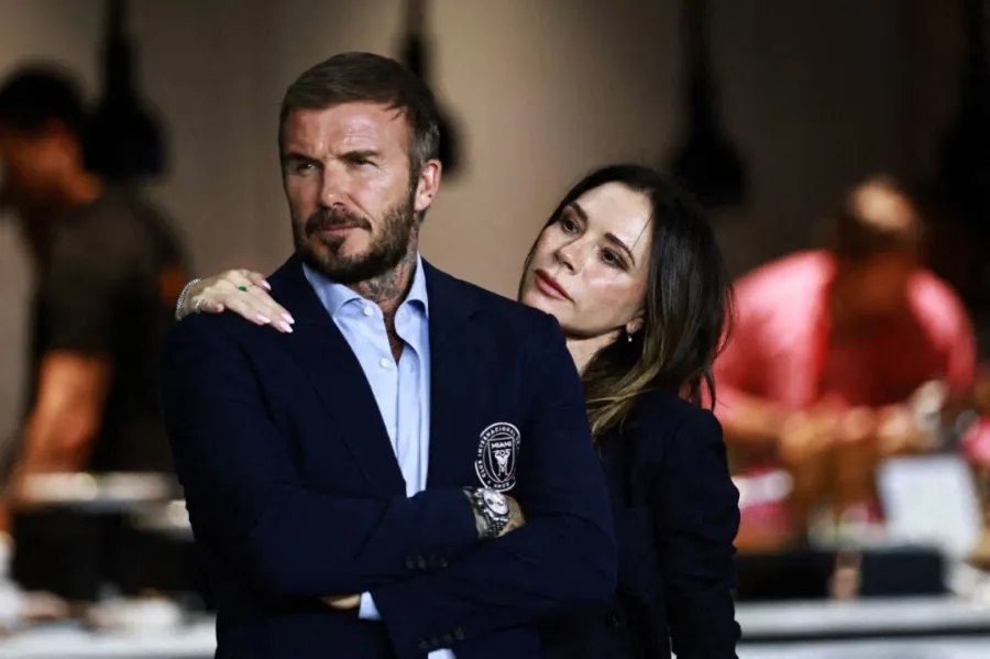 ديفيد بيكهام وفيكتوريا بيكهام في ملعب تشيس في فورت لودرديل، فلوريدا (David Beckham and Victoria Beckham at Chase Stadium in Fort Lauderdale, Florida). مصدر الصورة: Carmen Mandato/Getty Images/AFP