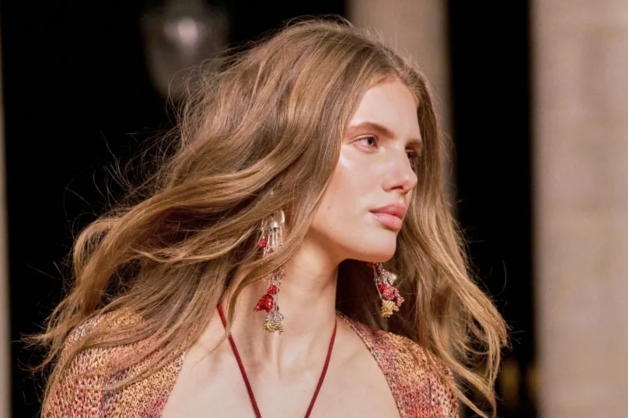 أفضل أنواع سيروم الشعر المغذية في عام 2025 وفوائدها 