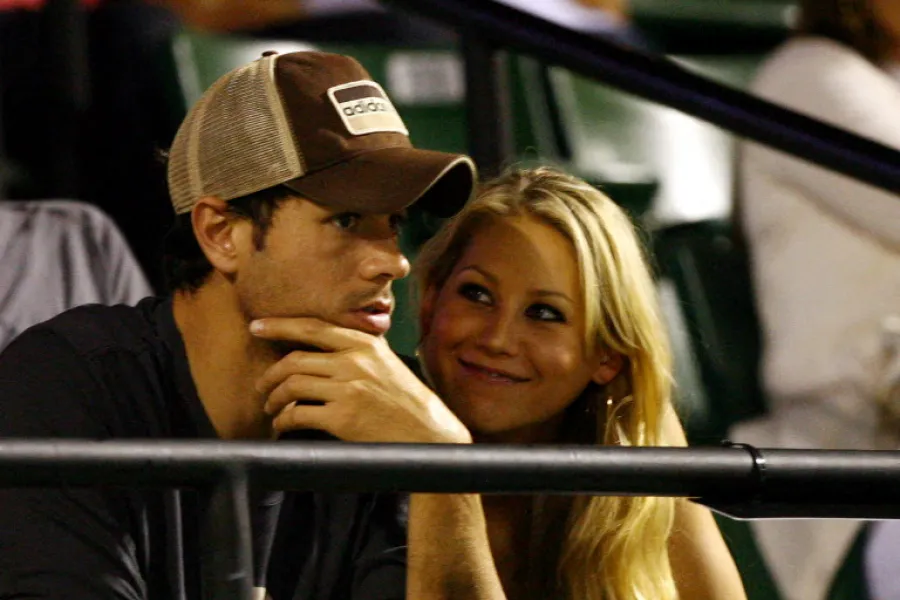 إنريكي إغليسياس وآنا كورنيكوفا في فلوريدا (Enrique Iglesias and Anna Kournikova in Florida). مصدر الصورة:AL BELLO / GETTY IMAGES NORTH AMERICA / Getty Images via AFP