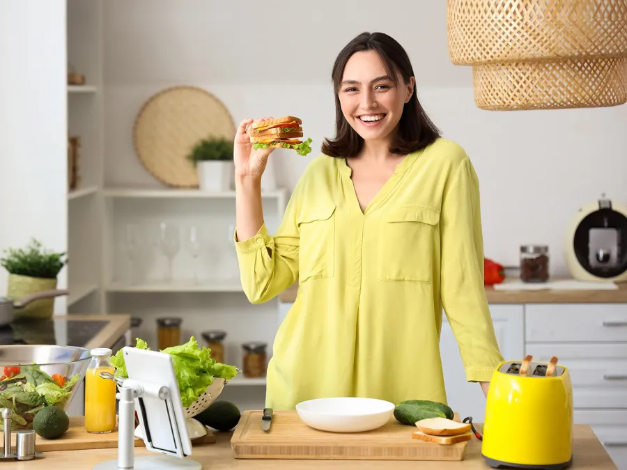 امرأة تنعم بصحة جيدة