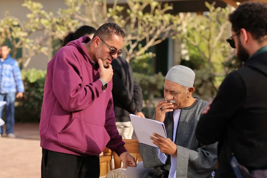 المخرج أحمد شفيق مع الفنان سيد رجب من كواليس بيبو - الصورة من المركز الإعلامي للشركة المنتجة