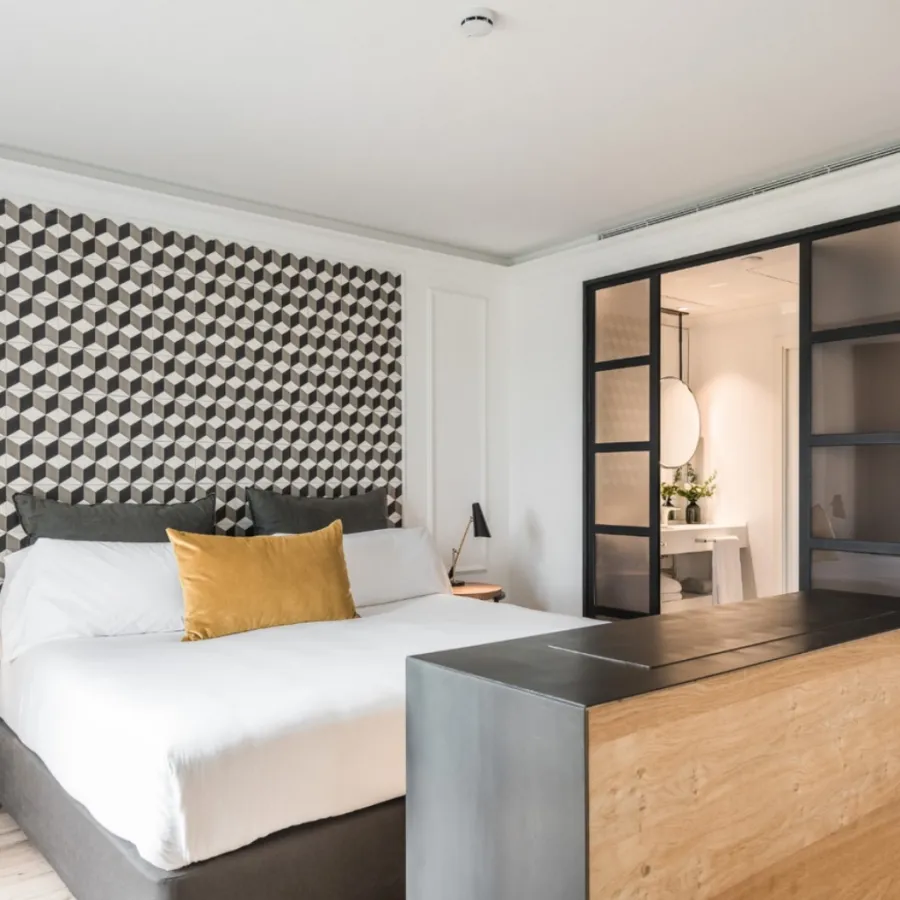 غرفة عصرية في فندق سيراس (الصورة من صفحة serrasbarcelona الرسمية على انستغرام)