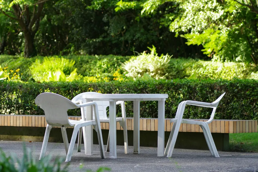 أثاث بلاستيكي في الحديقة