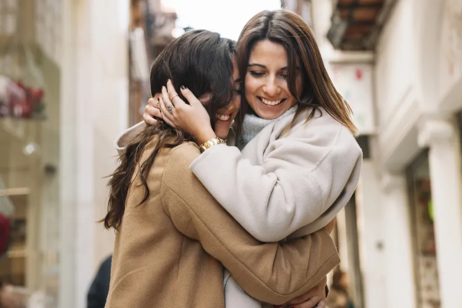 تفسير حلم العناق- مصدر الصورة: Freepik