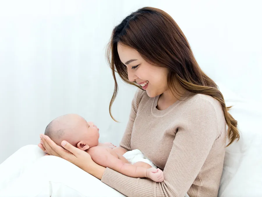 عبارات تحفيزية للأم الجديدة في أول أيام الأمومة- مصدر الصورة: Adobe Stock by JuYochi