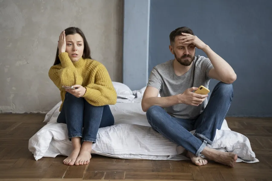 كيف تتعامل مع الخيانة العاطفية أو الافتراضية؟- الصورة من موقع Freepik