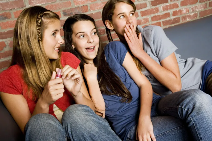 صورة لوقوع المراهقات عرضة للتأثيرات خارجية