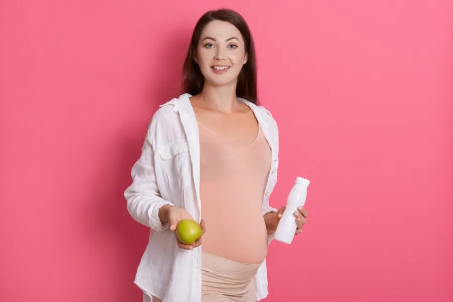 صورة لحامل تمسك بزجاجة كريم الترطيب