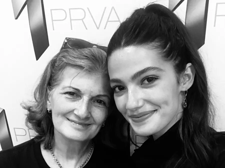 تارا عماد ووالدتها- الصورة من حسابها على إنستغرام