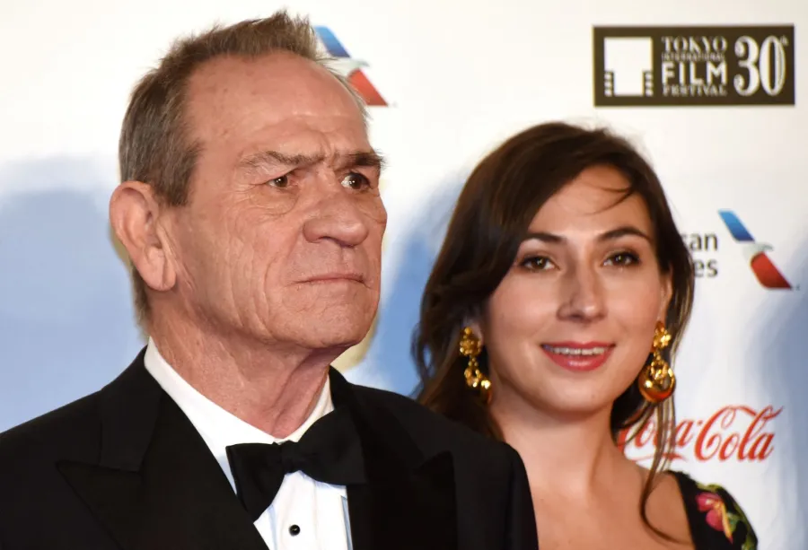 تومي لي جونز Tommy Lee Jones مع ابنته فيكتوريا جونز Victoria Jones في مهرجان طوكيو السينمائي الدولي 2017. مصدر الصورة: Kazuhiro NOGI / AFP