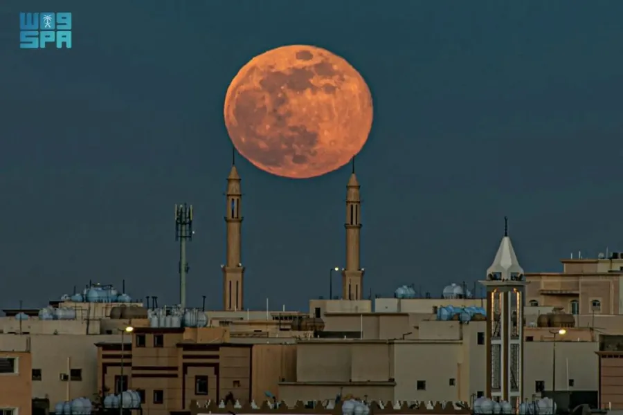 ظهور قمر الذئب في سماء الحدود الشمالية