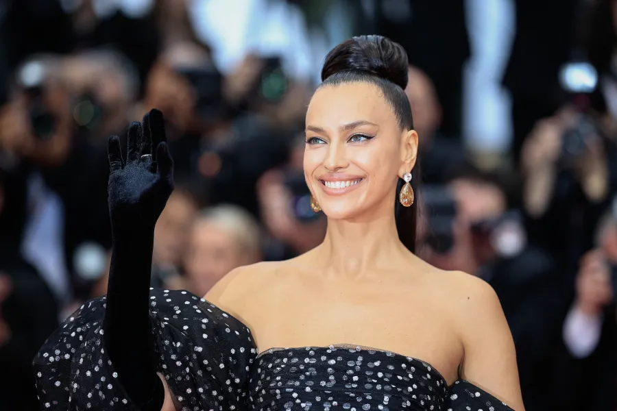 إيرينا شايك ترتدي أقراطاً ألماسية ضخمة في مهرجان كان السينمائي