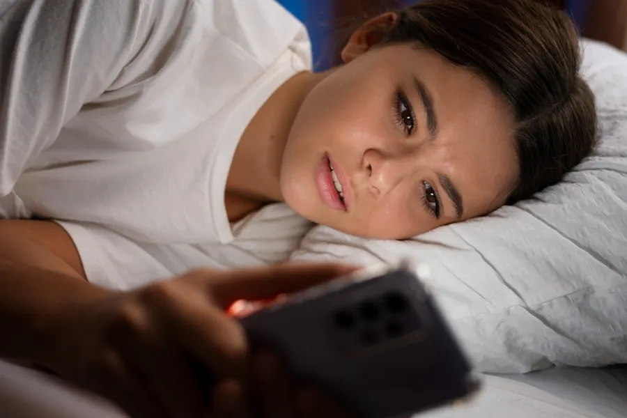 صورة لطفلة سهرانة مع الجوال