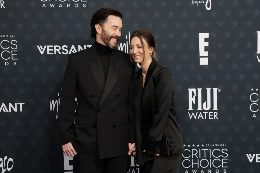 توم بيلفري Tom Pelphrey وكالي كوكو Kaley Cuoco في حفل توزيع جوائز اختيار النقاد 2026. مثدر الصورة:  Matt Winkelmeyer/Getty Images for Critics Choice Association/AFP