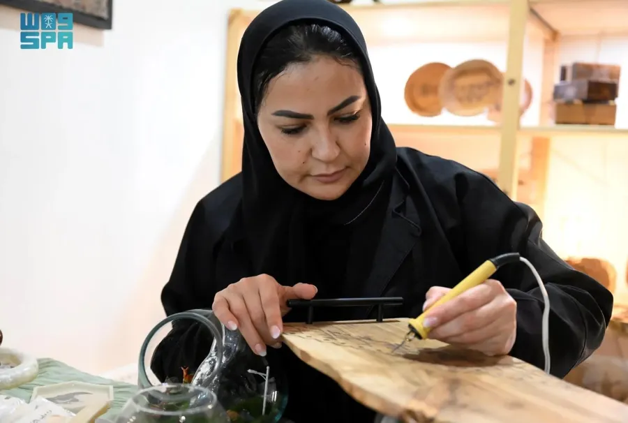 إحدى الحرفيات السعوديات في قرية أتاريك العالمية. الصورة من وكالة الأنباء السعودية "واس"