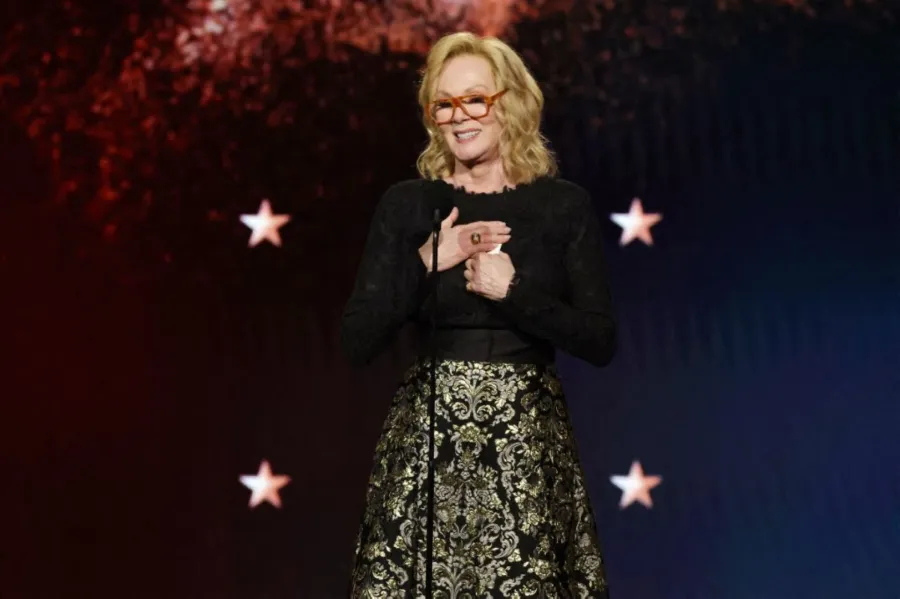 جين سمارت Jean Smart في حفل توزيع جوائز اختيار النقاد 2026. مصدر الصورة: KEVIN WINTER / GETTY IMAGES NORTH AMERICA / Getty Images via AFP