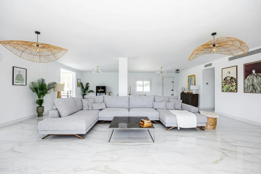 منزل أبيض واسع