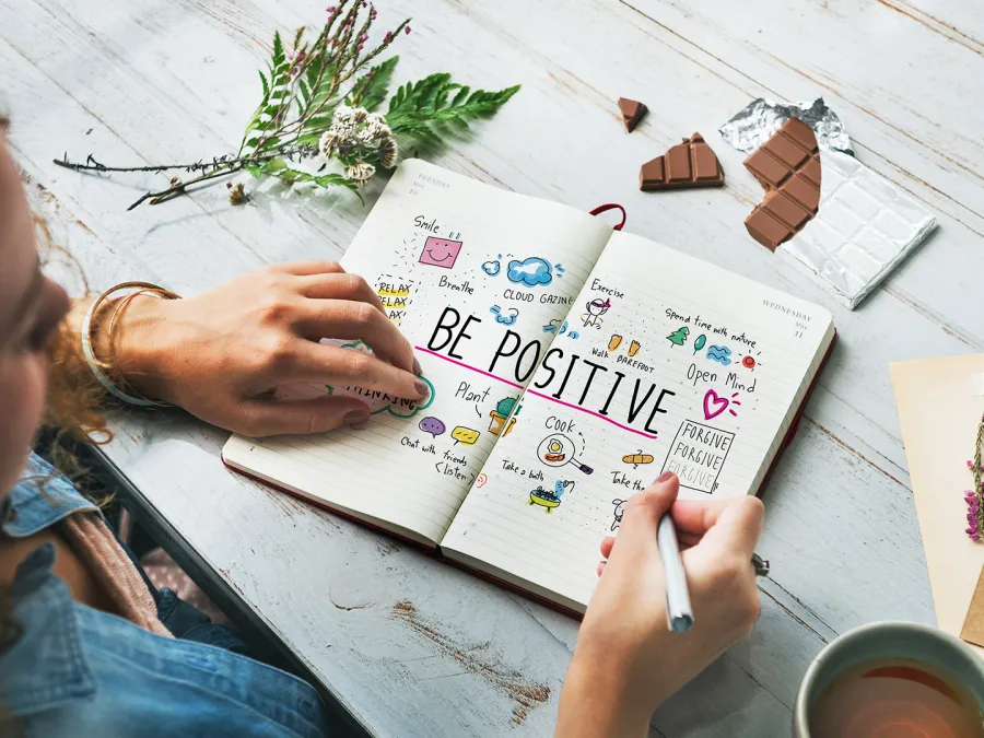 كيف أجعل تفكيري إيجابياً مع العام  الجديد- المصدر  by rawpixel.com on Freepik