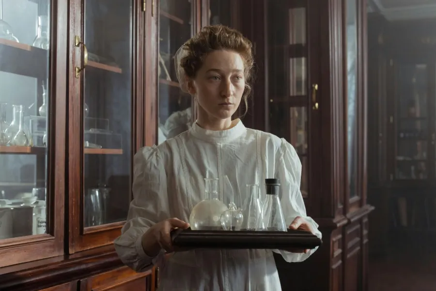 إحدى العالمات تحمل أدواتها للقيام بتجربة علمية  - صورة تعبيرية