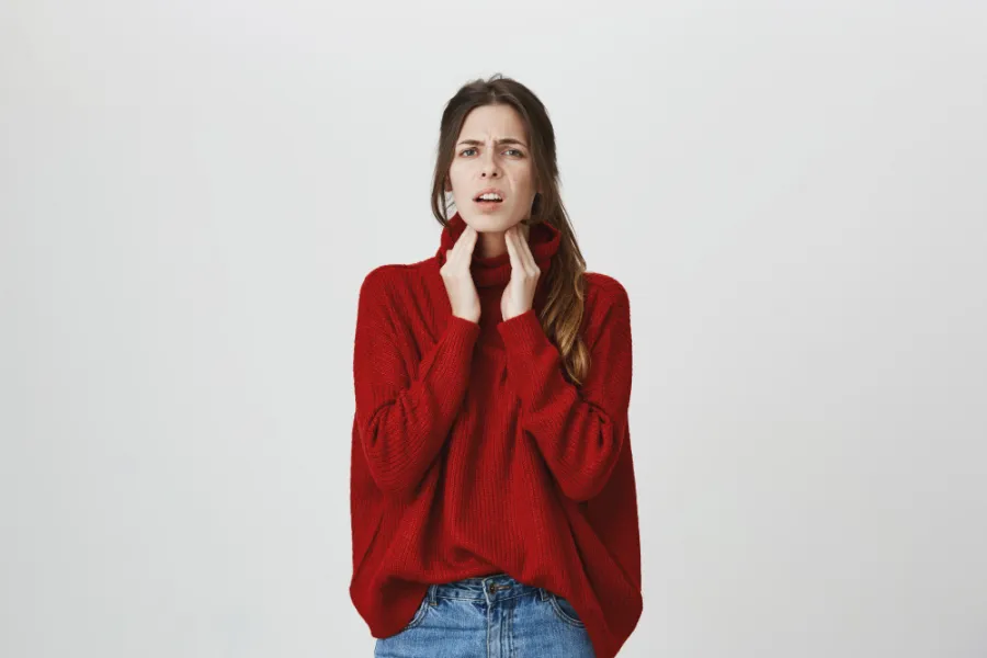 امرأة تشعر بألم الحلق - المصدر freepik