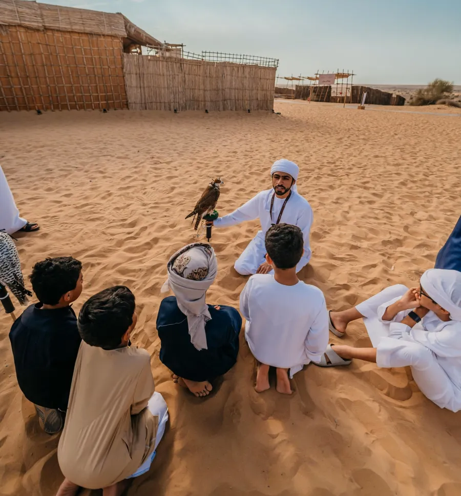 يتضمن مخيم غمران التدريب على مهارات الحياة البدوية. الصورة من مكتب دبي الإعلامي 