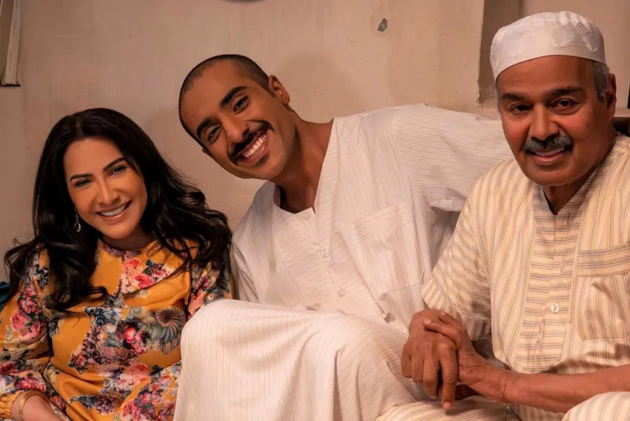 منصور البلوشي يتوسط عبد الرحمن العقل وهدي حسين بكواليس الغميضة- الصورة من  حسابه على الانستغرام