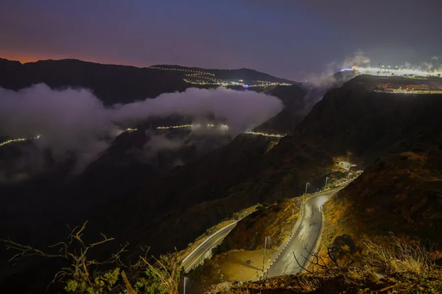 طرق متعرجة على امتداد الجبال في منطقة الباحة السعودية