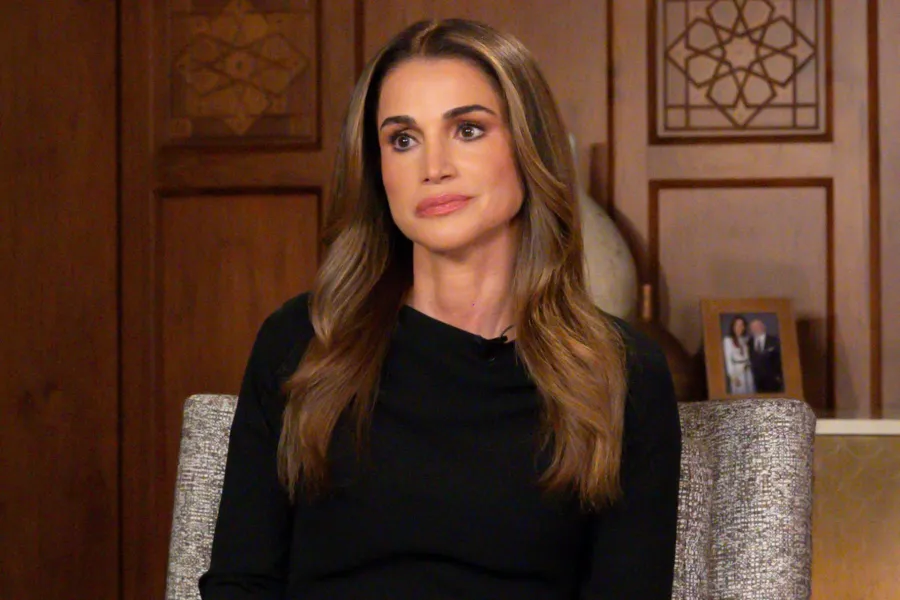 الملكة رانيا العبدالله في مقابلة مع شبكة سي إن إن من عمان ( Queen Rania Al Abdullah in an interview with CNN from Amman ). مصدر الصورة: QUEEN RANIA'S OFFICE / AFP