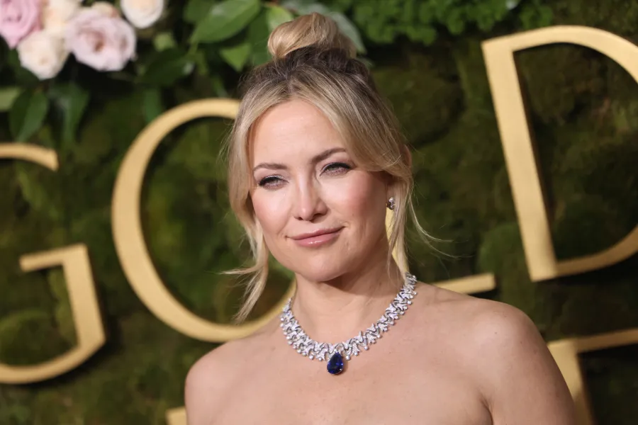 كيت هدسون ترتدي عقداً فاخراً من الألماس والياقوت الأزرق في غولدن غلوب