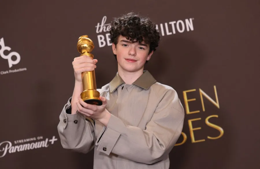 أوين كوبر Owen Cooper يحمل جائزة غولدن غلوب 2026 للمرة الأولى كأصغر فائز. مصدر الصورة: Etienne Laurent / AFP