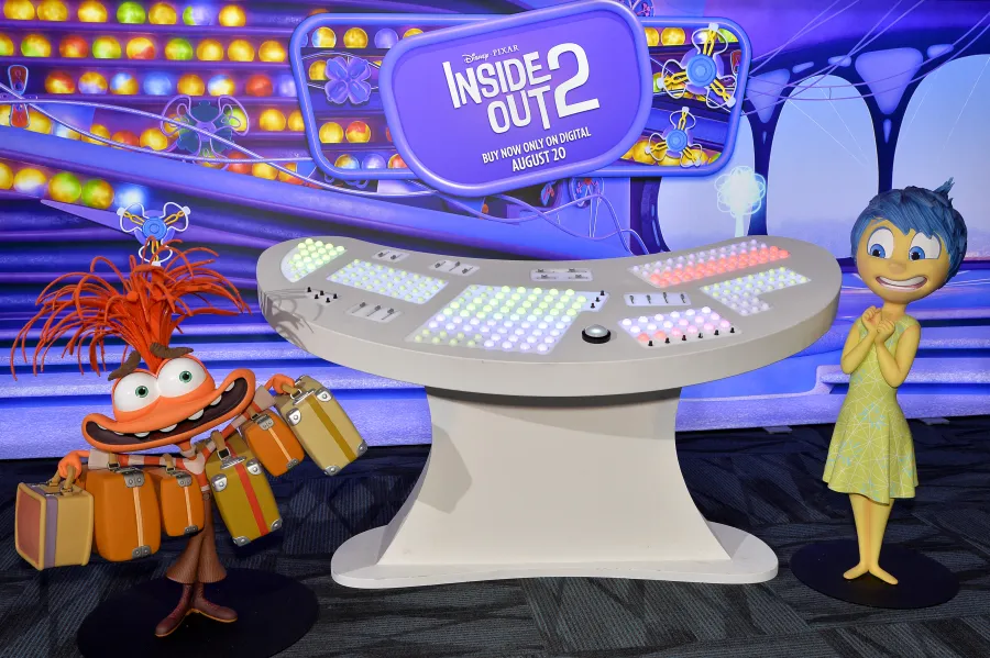 صورة لجناح فيلم "Inside Out 2" في معرض D23 احتفالاً بإطلاقه الرقمي كاليفورنيا ( A view of the Inside Out 2 Booth at D23, celebrating digital release). مصدر الصورة:Jerod Harris / GETTY IMAGES NORTH AMERICA / Getty Images via AFP