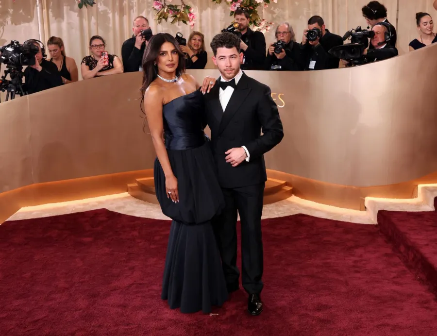 بريانكا شوبرا Priyanka Chopra Jonas ونيك جوناس Nick Jonas في حفل توزيع جوائز غولدن غلوب 2026. مصدر الصورة: MONICA SCHIPPER / GETTY IMAGES NORTH AMERICA / GETTY IMAGES VIA AFP