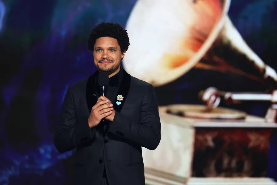 تريفور نواه Trevor Noah في حفل توزيع جوائز غرامي 2025. مصدر الصورة: Kevin Winter/Getty Images for The Recording Academy/AFP