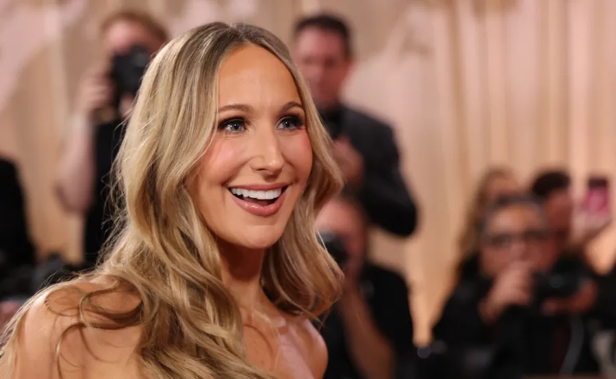 نيكي غلاسر Nikki Glaser في حفل توزيع جوائز غولدن غلوب 2026. مصدر الصورة: Michael Tran / AFP