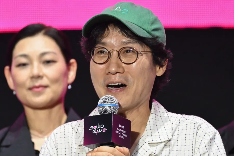 المخرج الكوري الجنوبي هوانغ دونغ هيوك خلال فعالية جماهيرية لمسلسل "لعبة الحبار -الموسم الثالث" ( South Korean director Hwang Dong-hyuk during a public event for the series "Squid Game - Season 3" ). مصدر الصورة: by Jung Yeon-je / AFP