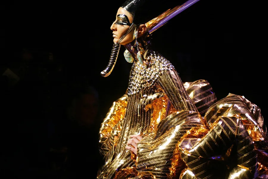 تصميم جون غاليانو John Galliano لديور ربيع 2004 Dior (مصدر الصورة: Jean-Pierre Muller / AFP).