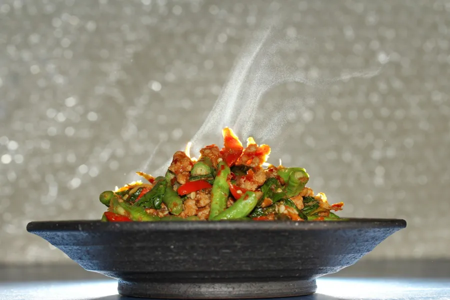 طبق غني بالتوابل الحارة