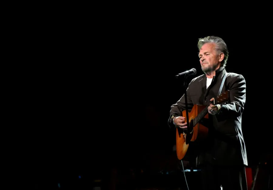 جون ميلنكامب خلال حفل قاعة مشاهير جرامي  John Mellencamp performs onstage during the GRAMMY Hall Of Fame Gala Timothy Norris/Getty Images for The Recording Academy/AFP (Photo by Timothy Norris / GETTY IMAGES NORTH AMERICA / Getty Images via AFP)