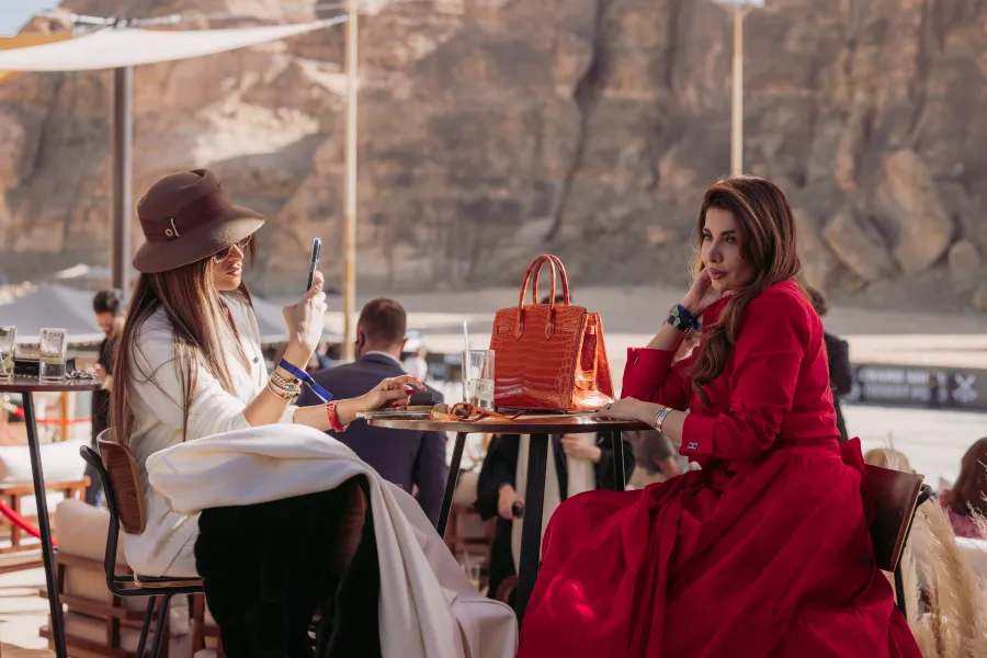 أناقة عصرية في حضرة التاريخ.. أجواء استثنائية في بطولة العُلا لبولو الصحراء