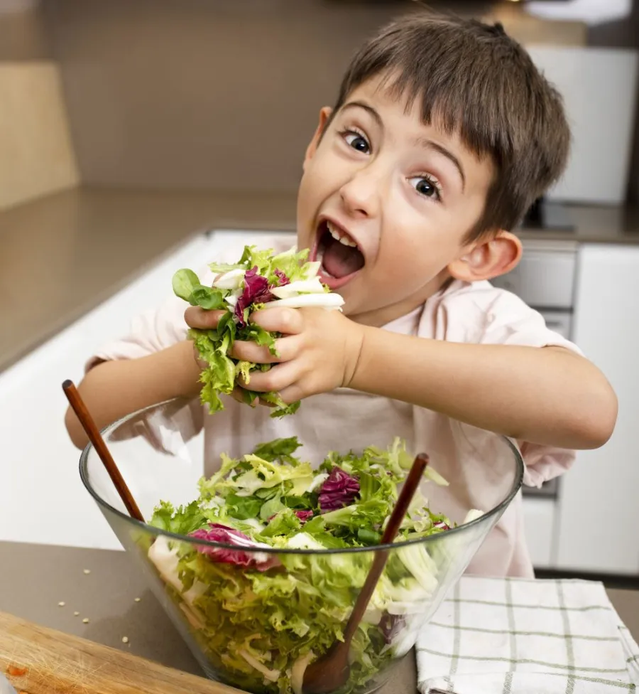 صورة تعبر عن طفل يأكل كثيرا