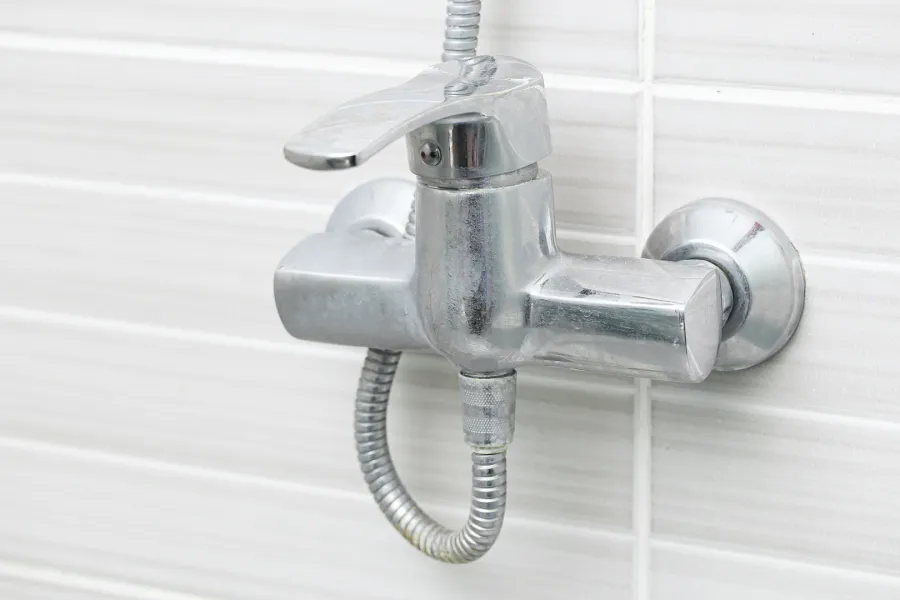 مياه متكلسة على صنبور الدش