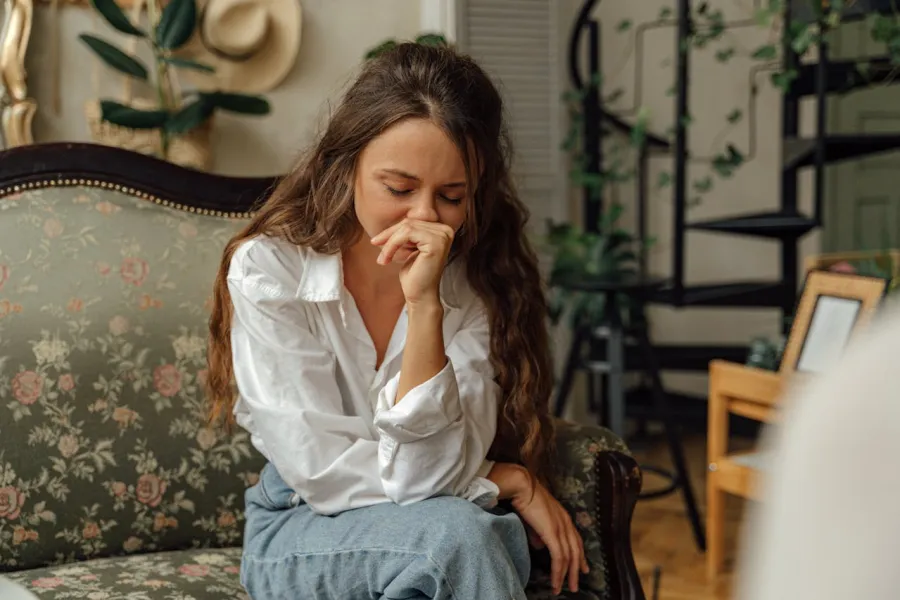 امرأة تشعر بالقلق- المصدر: pexels-shkrabaanthony