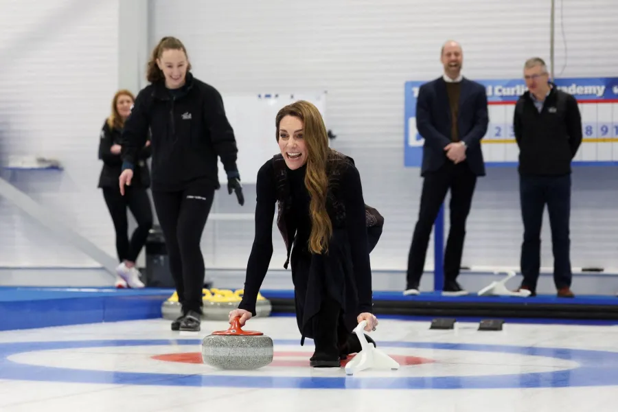كاثرين (كيت ميدلتون) في الأكاديمية الوطنية للكيرلنغ في ستيرلنغ، اسكتلندا (Catherine at the National Curling Academy in Stirling, in Scotland). مصدر الصورة: Russell Cheyne / POOL / AFP