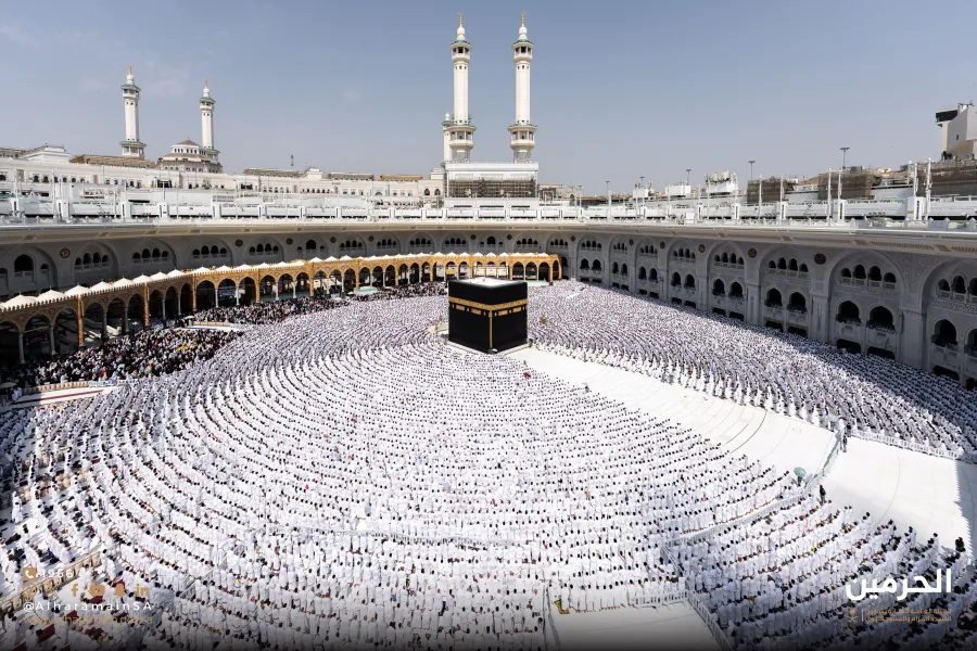 ضيوف الرحمن يصلون داخل الحرم المكي - الصورة من حساب الهيئة العامة للعناية بشؤون الحرمين على إكس