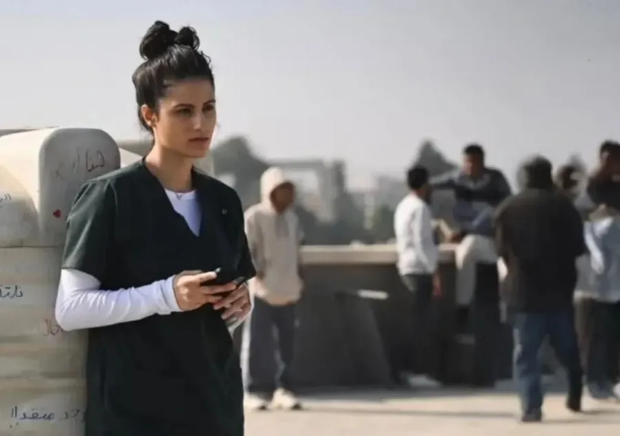 كيرا يغنم في أحد مشاهد "صحاب الأرض"- الصورة من المركز الإعلامي للمسلسل