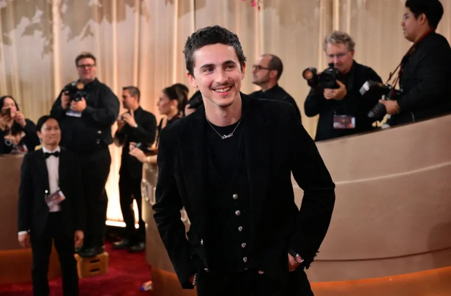 تيموثي شالاميه في حفل توزيع جوائز غولدن غلوب 2026 Timothee Chalamet attends the 83rd annual Golden Globe Awards (Photo by Frederic J. Brown / AFP) / --