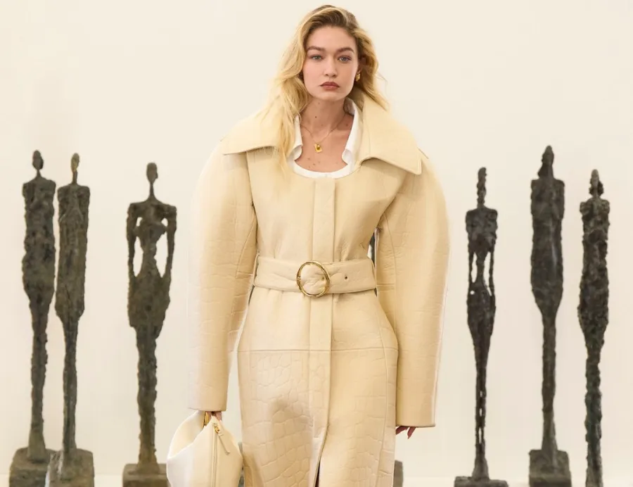 جيجي حديد بعرض Jacquemus من مجموعة ربيع وصيف 2024- الصورة من Launchmetrics/Spotlight ©