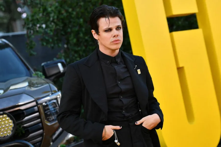 المغني والممثل الإنجليزي يونغبلود- British singer and actor Yungblud (Photo by VALERIE MACON / AFP)